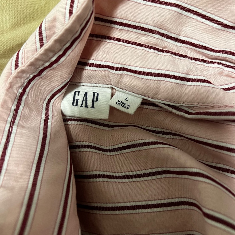GAP Cropped Button Down - Picture 2 of 2